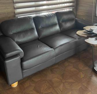 Офисное кресло и диван