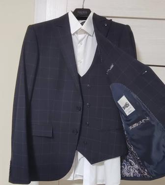 Костюм тройка размер L