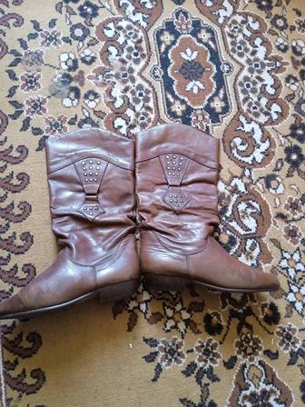 Продам женские коричневые сапоги.