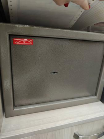 Продам сейф металлический