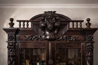 Европейская антикварная витрина XIX века. 
Массив натурального дерева