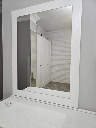 Стильное настенное зеркало в белой раме