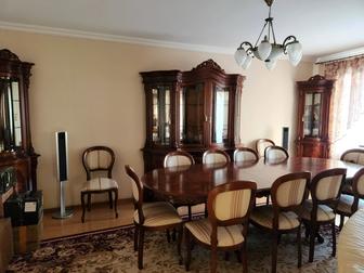 Продам мебель в гостиную Стол,Стулья,Комод