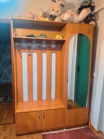 Срочно! Продаю прихожий шкаф.