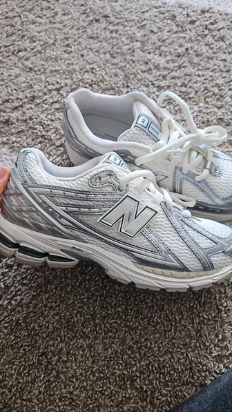 Продам новые кроссовки New balance 1906