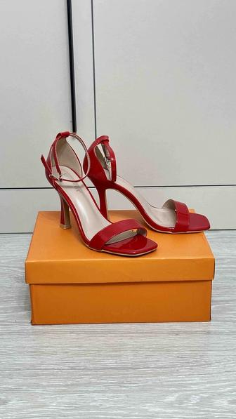 Продаются вечерние босоножки