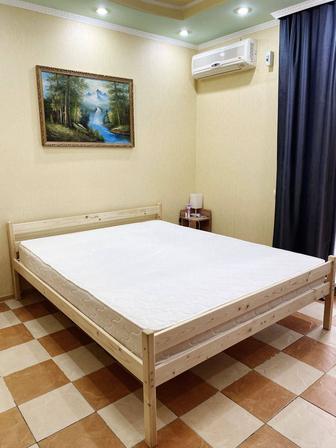 Продам кровать (матрас, тумбочки, лампы)
