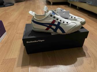 Кроссовки женские