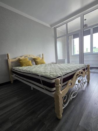 Кровать с матрасом
