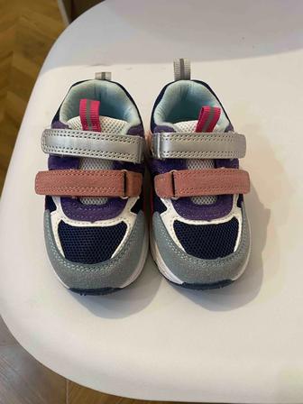 Кроссовки для девочки 23 размер новые