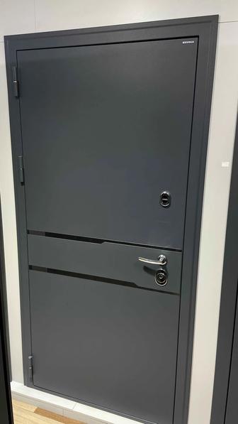 Металлическая дверь с витрины