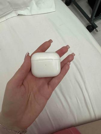 Продам оригинальный кейс и наушник AirPods
