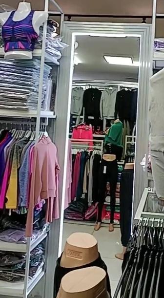 Торговое оборудование для магазина одежды, рейлы, зеркала, вешалки
