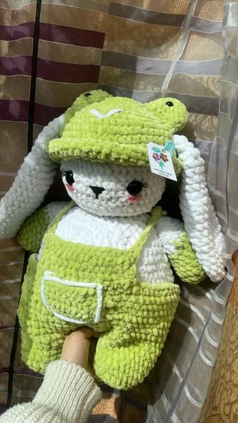 Большой плюшевый зайчик в лягушачьей шапочке
Связан вручную