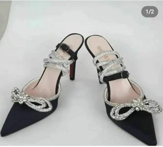 Женская обувь - черные туфли