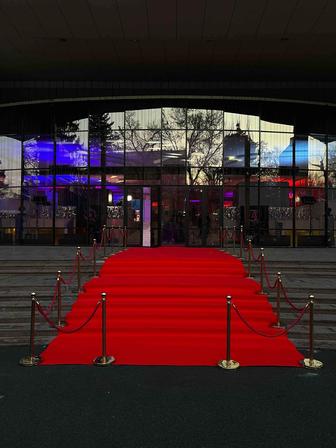 Аренда красной дорожки и ограждения