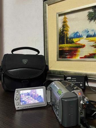 Видеокамера JVC Everio GZ-MG130U