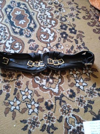 Продам женские черные сандалики