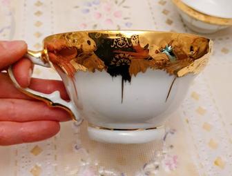 Две чашечки с золотой каемкой