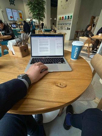 Продаю Макбук Про М2