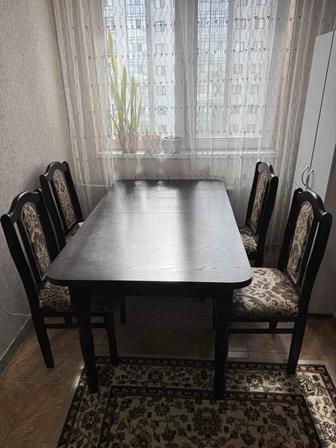 Продаю кухонный стол со стульями