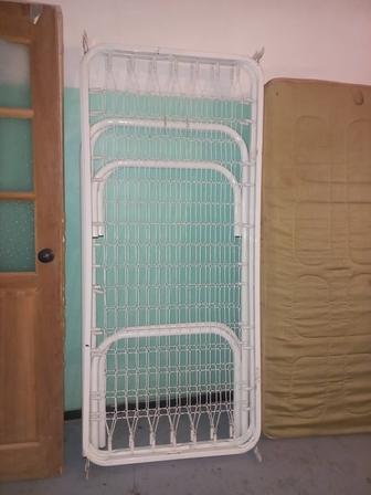 Продам двухъярусную кровать железную с матрасом