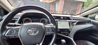 Водитель на camry 70