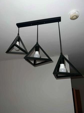 Продам рабочую люстру