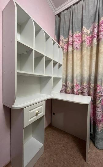 Продам Угловой стол с полками