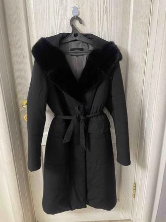 Зимнее пальто-пуховик с натуральной верблюжьей шерстью и меховым воротником