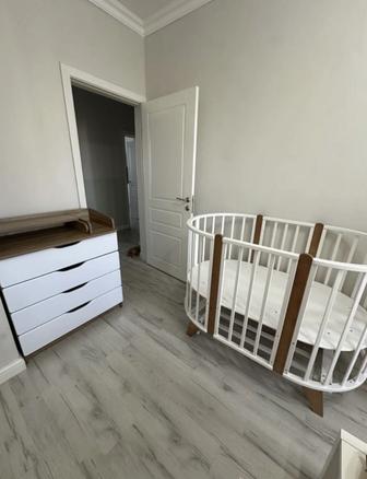 Детская кроватка с маятником новая