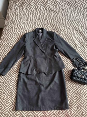 Костюм с баской и юбкой Офис