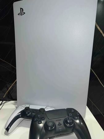PlayStation 5 с геймпадами и играми