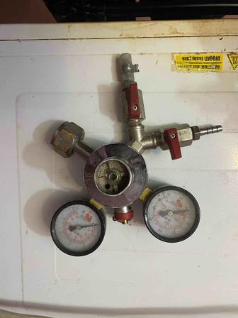 Редуктор с вентилями