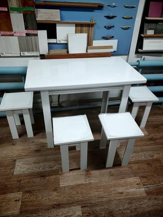 Продам стол кухонный и табуретки