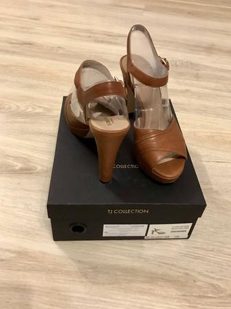 Продам кожаные босоножки TJ Collection