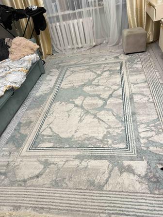 Продам ковер в отличном состоянии новый 200 на 300 размер