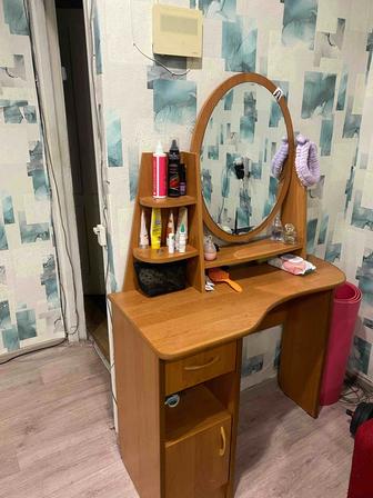 Продам косметический столик б/у