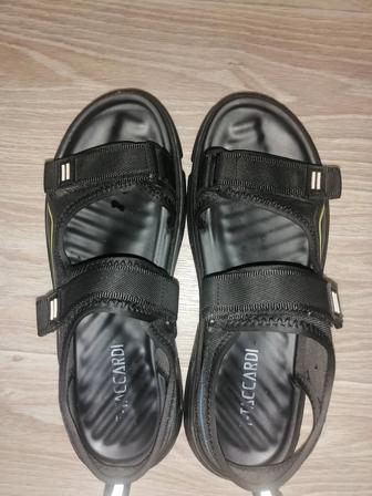 Продам мужские сандалии