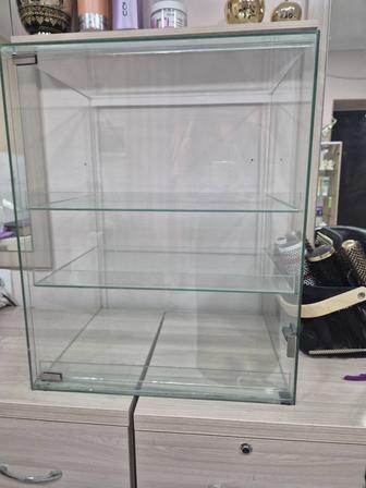 Продам стеклянную витрину