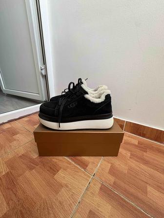 Продам женские зимние кроссовки