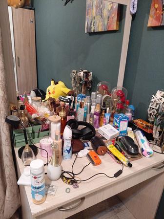 Продам туалетный столик.