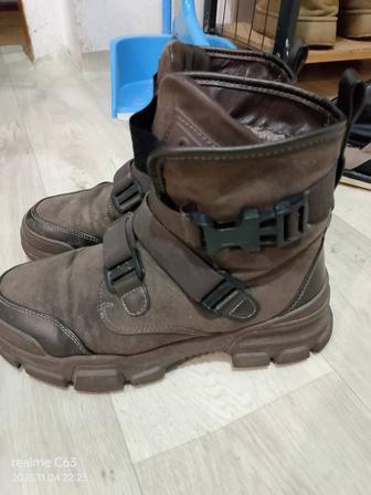 Срочно продам женские ботинки зима