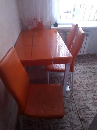 Кухонный стол и стулья