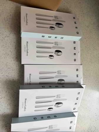 Оригинальные столовые приборы Smeg