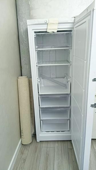 Продам морозильник вертикальный