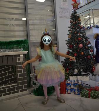 Платье радужное для девочки 5-6 лет. Есть еще белое пышное платье. Левый б.