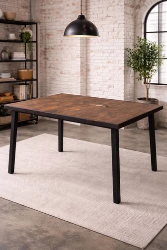 Продам стол,чистое дерево,подстолье металл