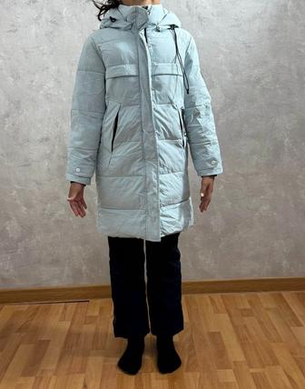 Продам зимнюю куртку для девочки 140 см
