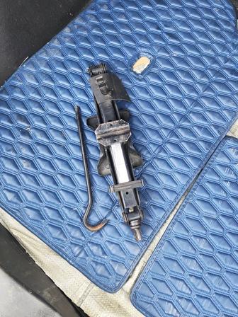 Продается автомобильные два новых домкрата